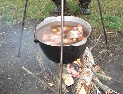 Уха по-рыбацки, приготовленная на костре