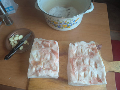 Шпигуем сало чесноком